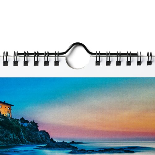 Papier-Wandkalender mit Spiralbindung zum Aufhängen.