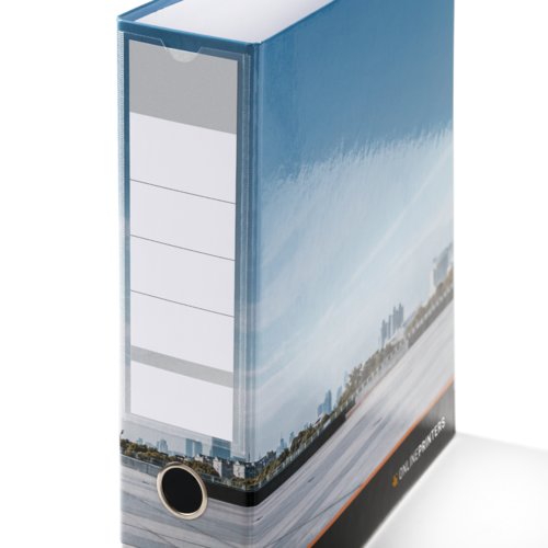 Bedruckter Aktenordner mit Ringmechanik und Rückenschild.