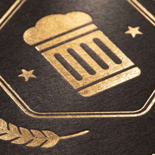 Runder Bierdeckel mit Heißfolienprägung.