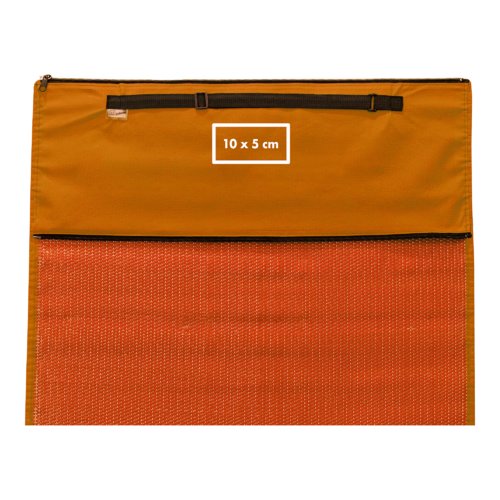 Orangefarbene Strandmatte mit Tragegriff und Reißverschluss.