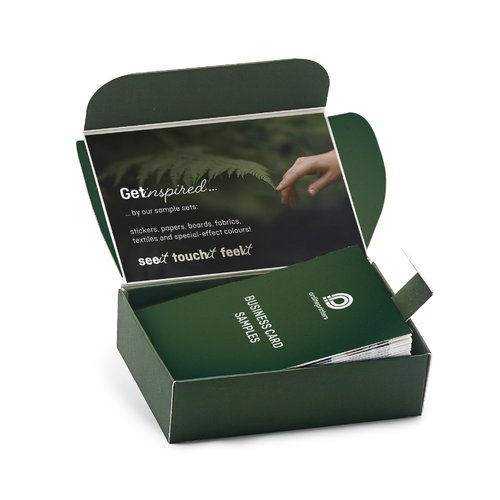 Muster von Visitenkarten zur Ansicht und haptischen Prüfung.